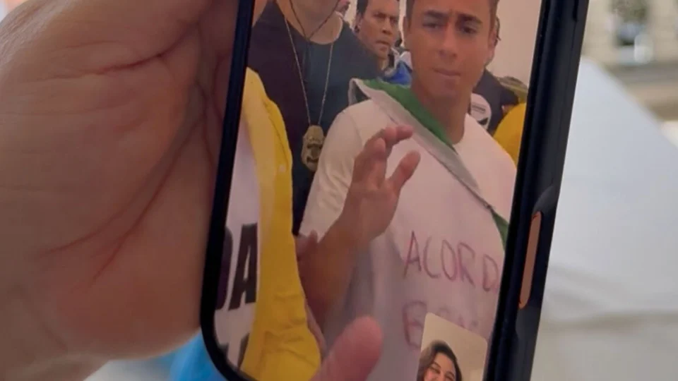 Professora Maria do Carmo apoia Nikolas Ferreira em videochamada durante a Caminhada pela Liberdade