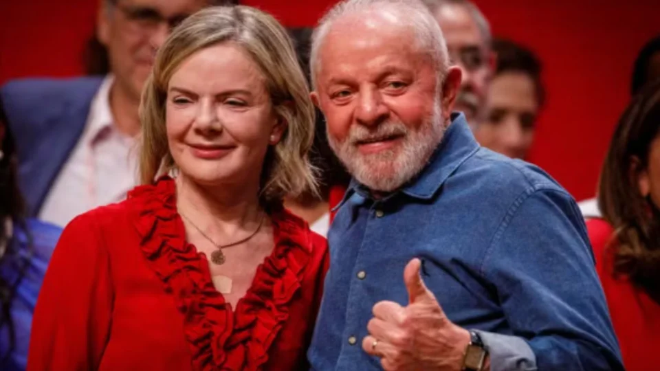 Aliada de Lula, Gleisi Hoffmann anuncia pré-candidatura ao Senado e deve deixar ministério no primeiro semestre