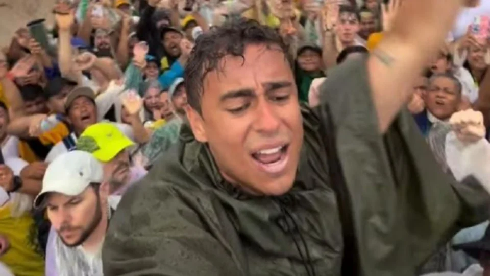 Sob chuva intensa, última etapa da caminhada de Nikolas reúne apoiadores no DF