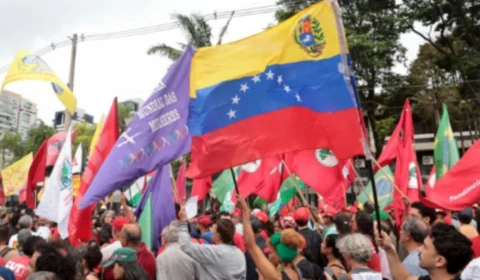 Manifestantes marcham até Embaixada dos EUA em Brasília e pedem libertação de Maduro