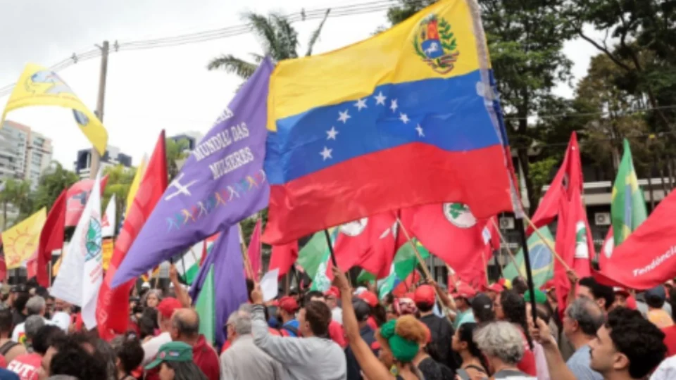 Manifestantes marcham até Embaixada dos EUA em Brasília e pedem libertação de Maduro