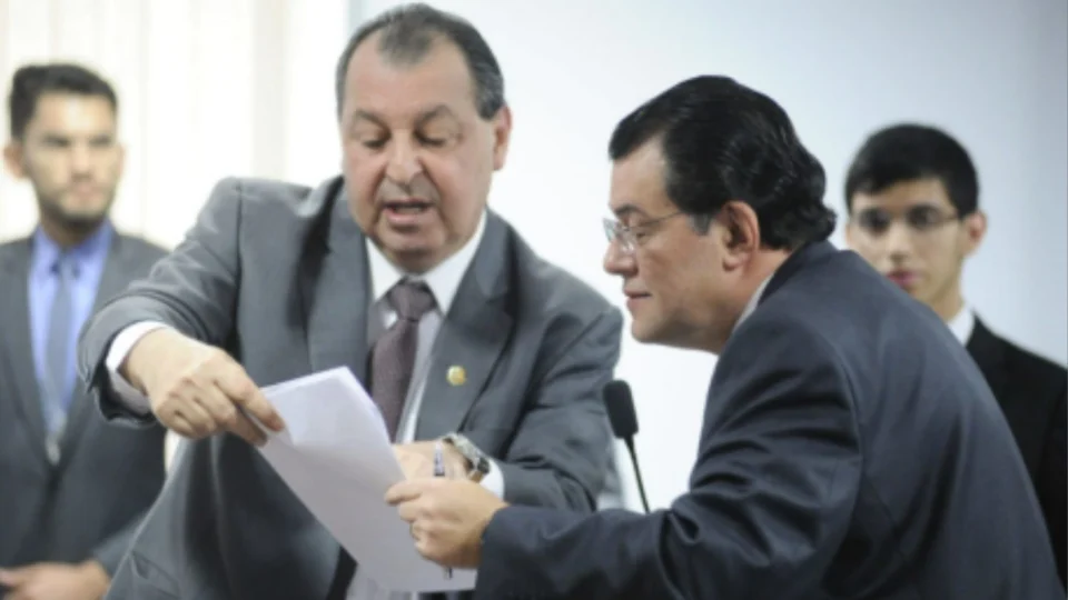 Omar Aziz e Eduardo Braga viram alvo de críticas por não assinarem CPMI do Banco Master