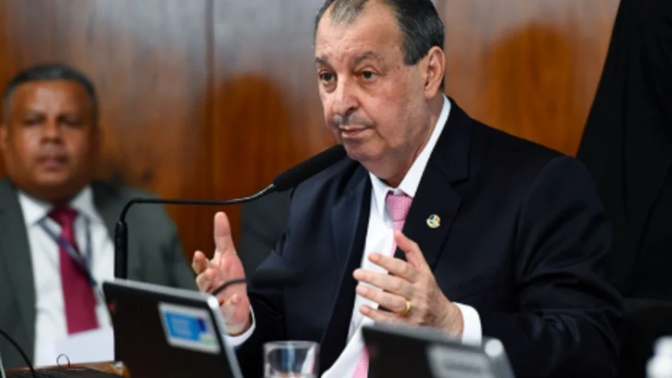 Omar Aziz diz que vai assinar CPI sobre o Banco Master no Senado