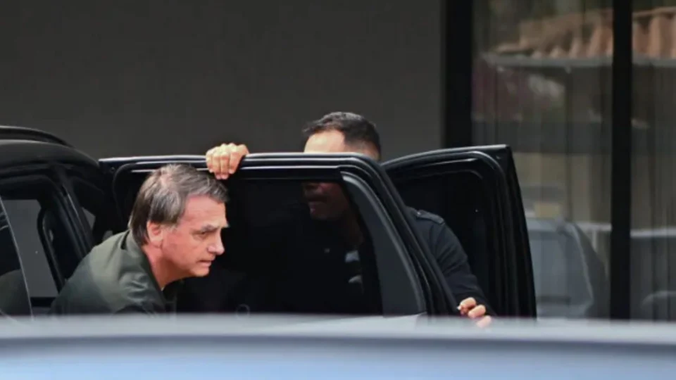 Moraes nega ida de Bolsonaro ao hospital após queda e pede detalhamento de exames à defesa