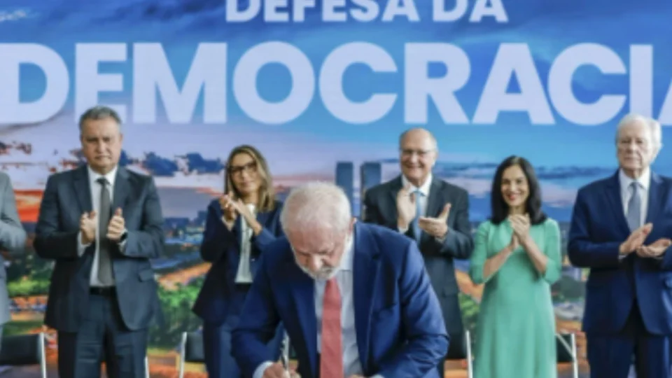 Lula veta integralmente projeto que previa redução de penas dos condenados pelo 8 de janeiro