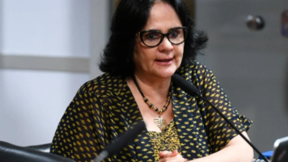 Damares solicita inspeção na cela de Bolsonaro e defende tratamento igual ao dado a Lula