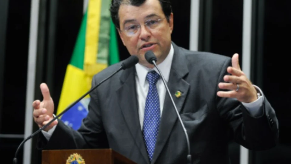 Senador Eduardo Braga assina requerimento para criação da CPMI do Banco Master