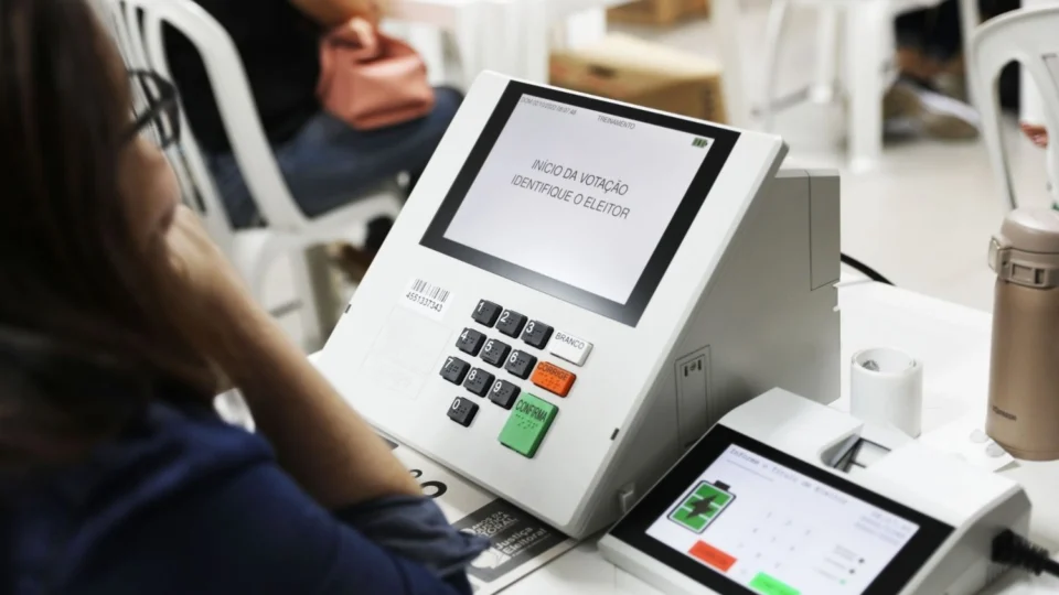 Eleitores em situação regular podem atuar como mesários e fortalecer a democracia nas eleições