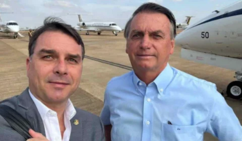 Flávio Bolsonaro afirma que vai insistir em prisão domiciliar para Jair Bolsonaro por motivos de saúde