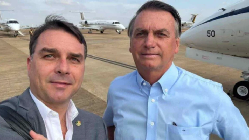 Flávio Bolsonaro afirma que vai insistir em prisão domiciliar para Jair Bolsonaro por motivos de saúde