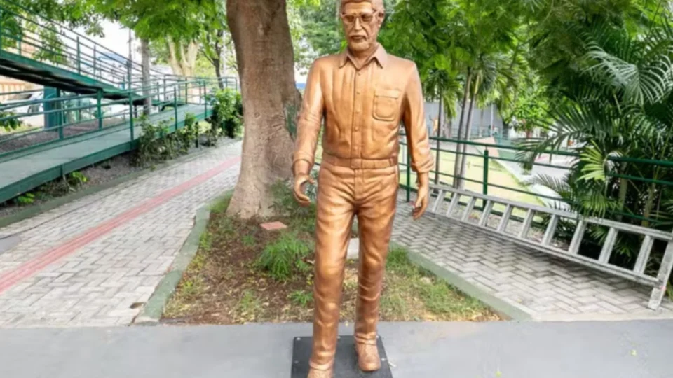 Memorial de Dante de Oliveira é retirado em Cuiabá no dia da morte da mãe do ex-governador