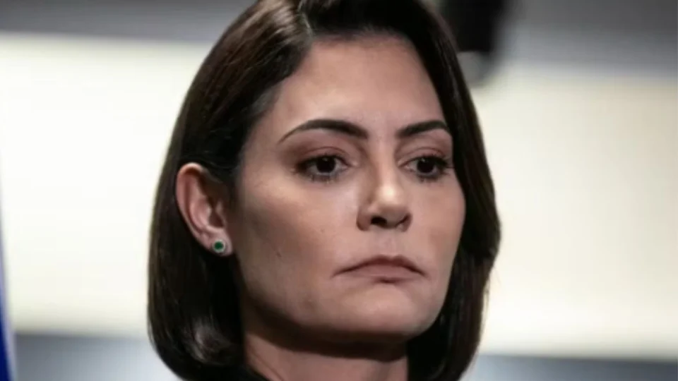 Moraes se reuniu com Michelle Bolsonaro antes de autorizar transferência de Bolsonaro para a Papudinha