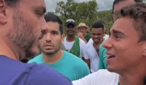 Carlos Bolsonaro se junta a Nikolas Ferreira em caminhada até Brasília por liberdade de Bolsonaro