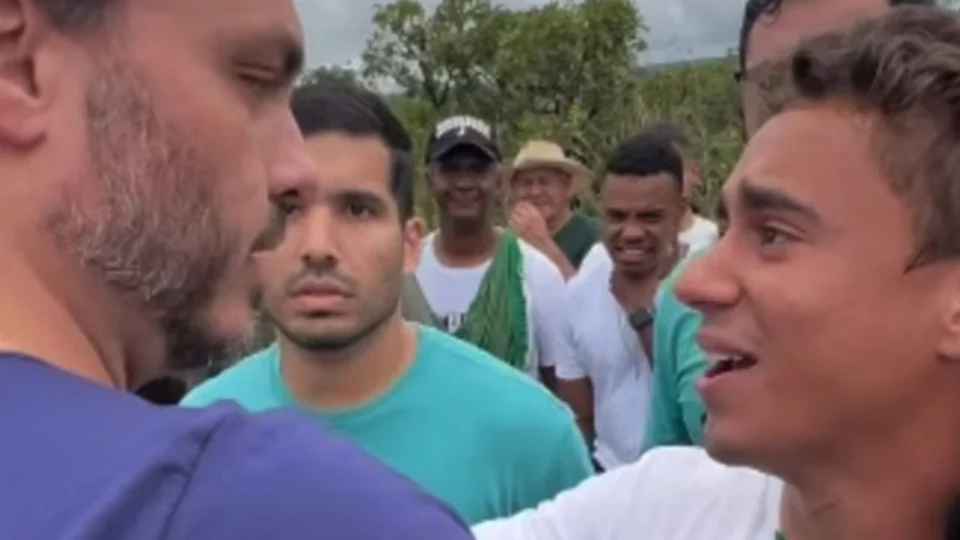 Carlos Bolsonaro se junta a Nikolas Ferreira em caminhada até Brasília por liberdade de Bolsonaro