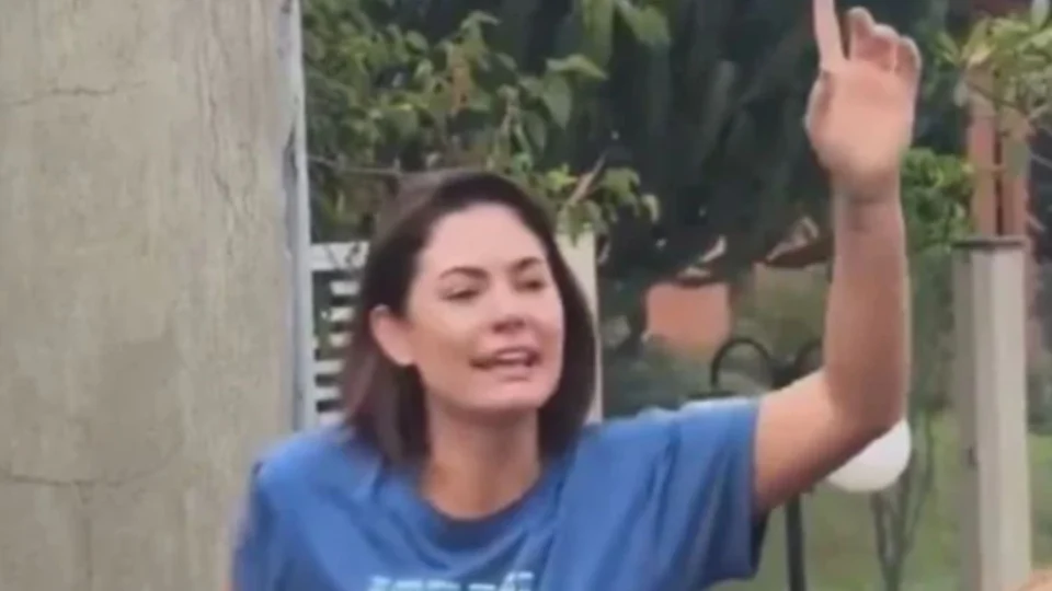 Michelle Bolsonaro chega a Brasília e participa de momento de oração no encerramento da caminhada liderada por Nikolas Ferreira