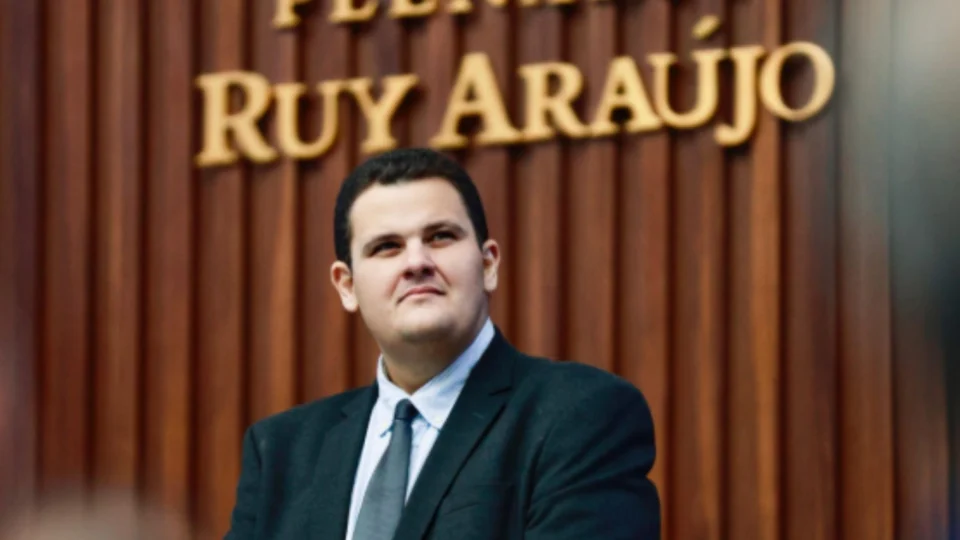 Renato Junior assume comando da Prefeitura durante licença de David Almeida