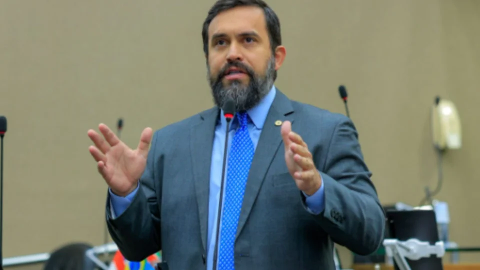 George Lins desmente rumores sobre saída do União Brasil e reafirma permanência no partido