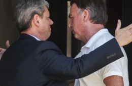 Depois de conversar com Bolsonaro, Tarcísio garante palanque a Flávio Bolsonaro em SP