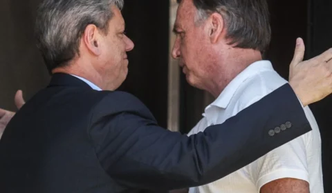 Depois de conversar com Bolsonaro, Tarcísio garante palanque a Flávio Bolsonaro em SP