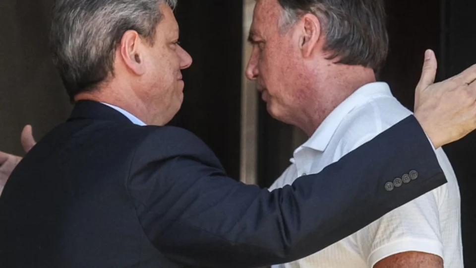 Depois de conversar com Bolsonaro, Tarcísio garante palanque a Flávio Bolsonaro em SP
