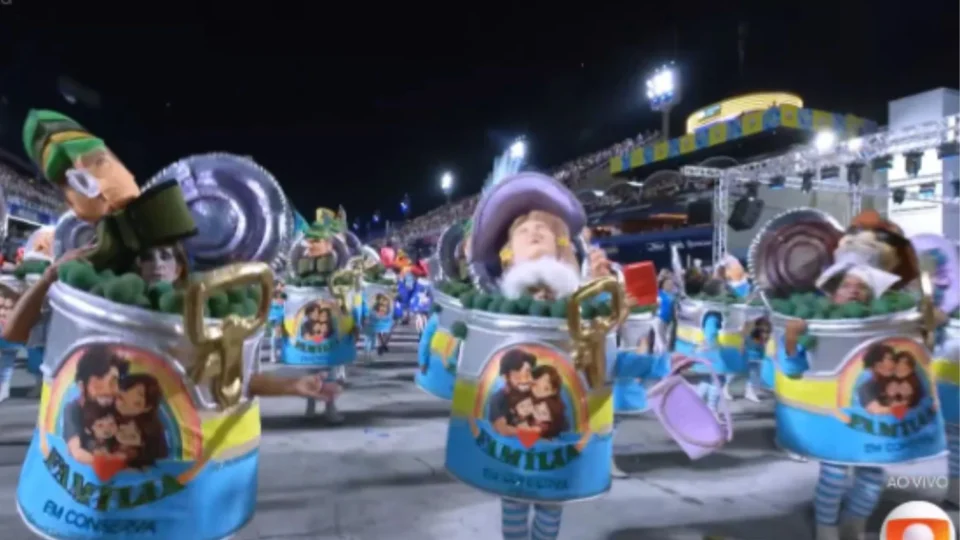 Escola que homenageou Lula leva ala “Neoconservadores em conserva” e marca desfile com sátira política