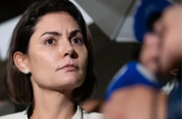 Michelle Bolsonaro critica alegoria de Bolsonaro na Sapucaí e rebate: “Quem foi preso por corrupção foi Lula”