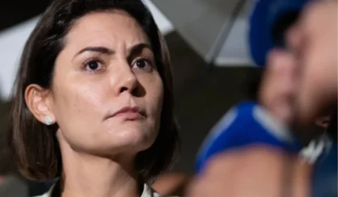 Michelle Bolsonaro critica alegoria de Bolsonaro na Sapucaí e rebate: “Quem foi preso por corrupção foi Lula”