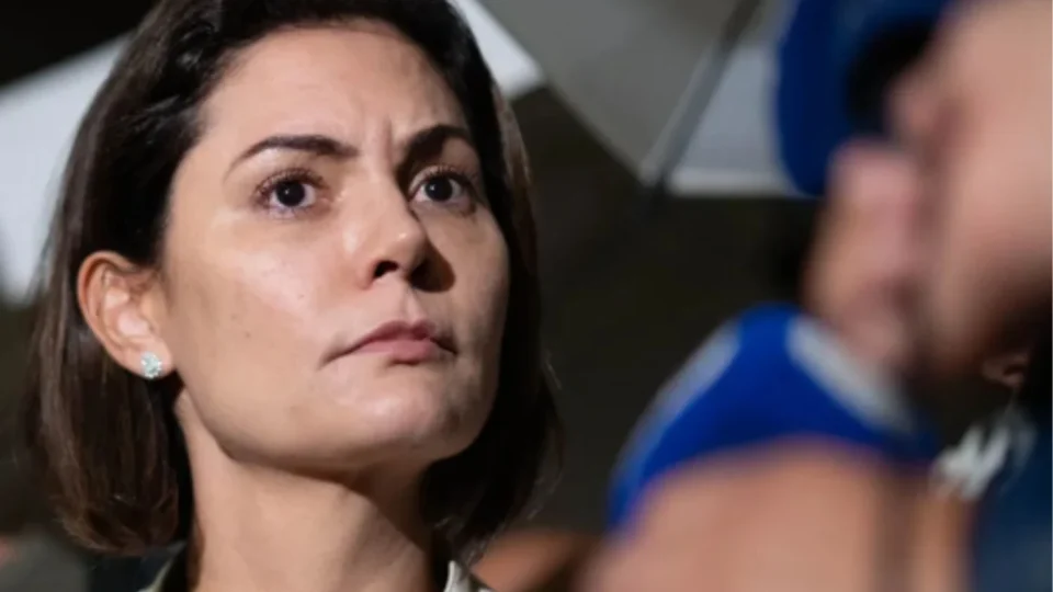 Michelle Bolsonaro critica alegoria de Bolsonaro na Sapucaí e rebate: “Quem foi preso por corrupção foi Lula”