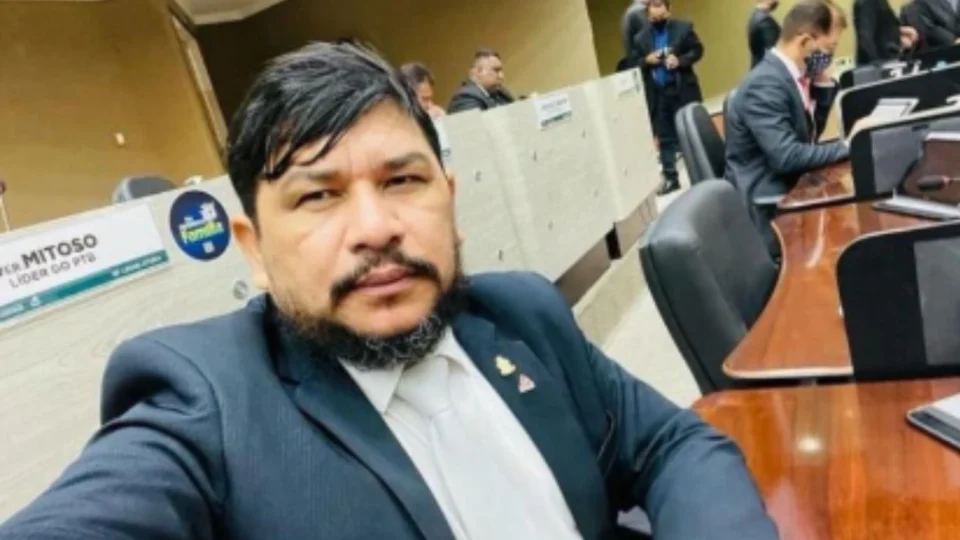 Rosinaldo Bual registra presença na CMM, mas não aparece no plenário após retorno ao mandato