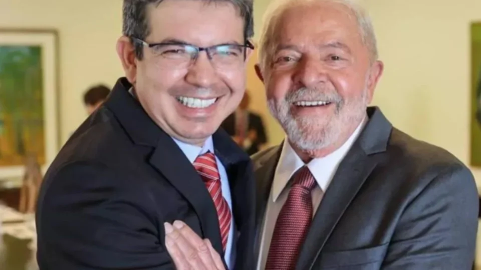 Líder do governo petista, Randolfe Rodrigues cresce nas intenções de voto e seria reeleito no Amapá, aponta pesquisa