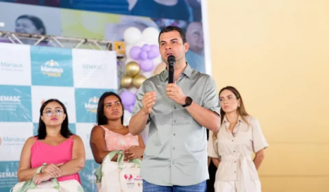 Saullo Vianna e prefeito David Almeida entregam 400 kits do programa ‘Mãe Manauara’