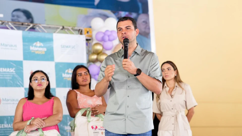 Saullo Vianna e prefeito David Almeida entregam 400 kits do programa ‘Mãe Manauara’