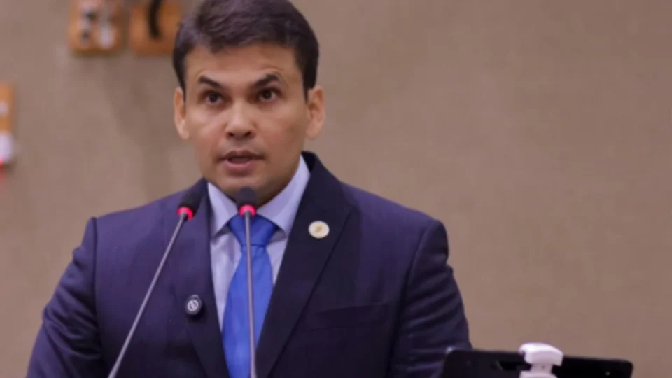 Vereador Coronel Rosses protocola pedido de impeachment contra David Almeida na CMM