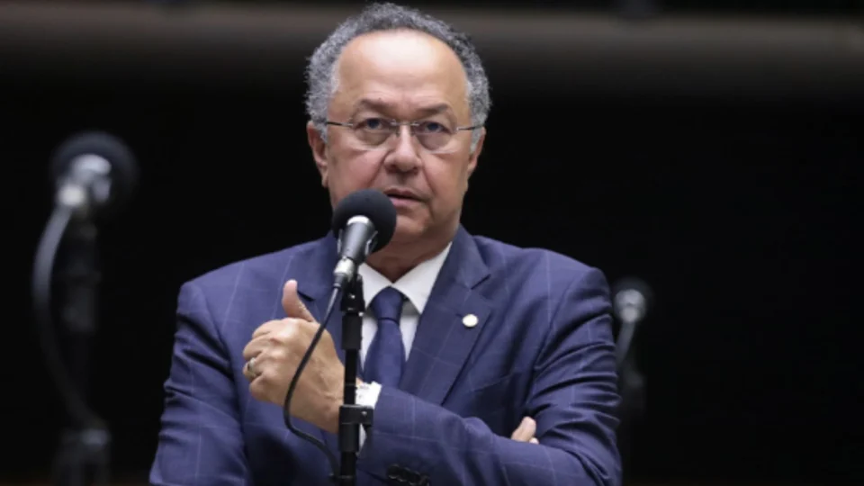 Líder da bancada evangélica participou de acordo do INSS com entidade investigada por fraude milionária