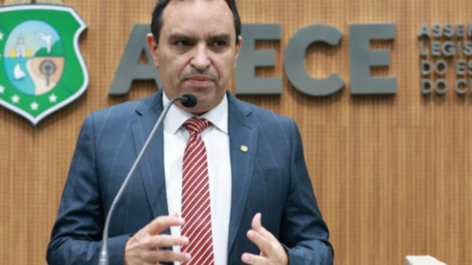 Deputado do PT é detido por suspeita de passar pênis em mulher no aeroporto no Ceará