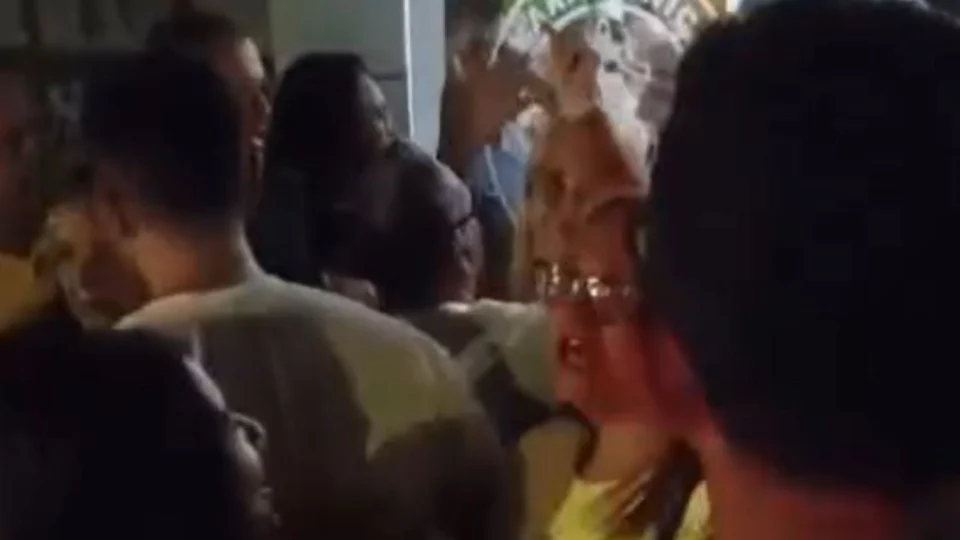 Moradores têm entrada barrada na Câmara de Bayeux e caso provoca indignação popular