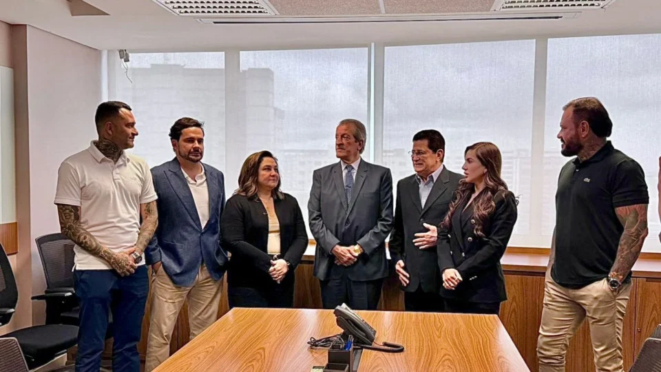 Salazar participa de agenda nacional com Flávio Bolsonaro e sinaliza alinhamento com o PL Amazonas para 2026