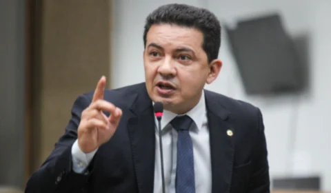 Deputado Delegado Péricles propõe título de Cidadão do Amazonas a Flávio Bolsonaro