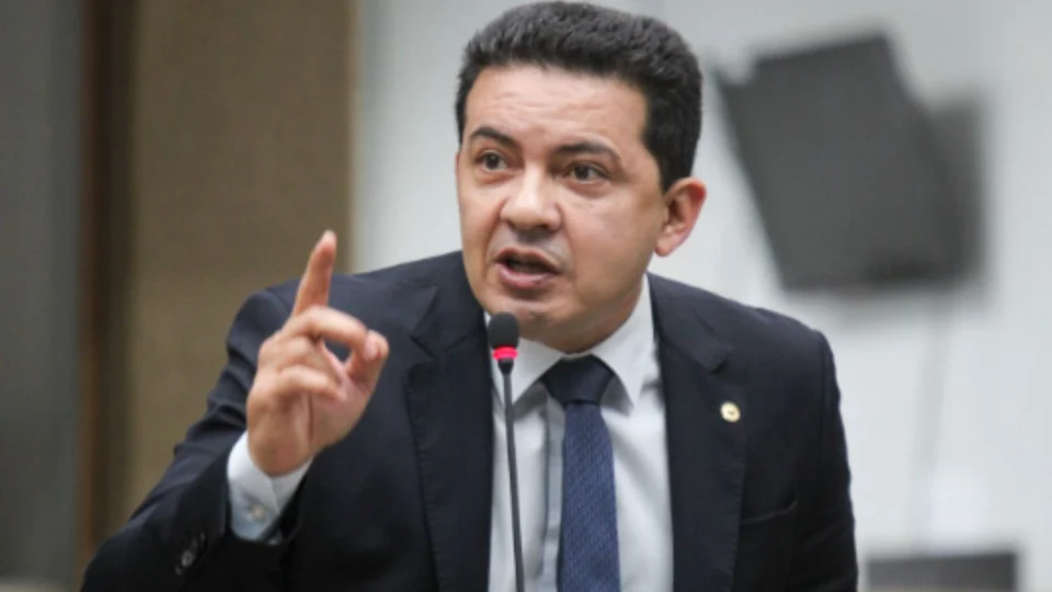 Deputado Delegado Péricles propõe título de Cidadão do Amazonas a Flávio Bolsonaro