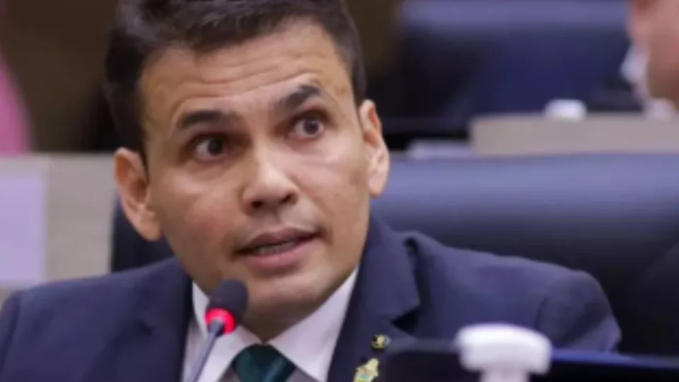 Após homenagens a Lula, vereador de Manaus questiona uso de recursos públicos no Carnaval