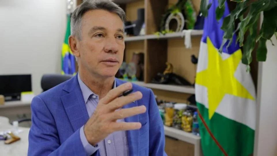 Governador de Roraima renuncia o cargo para disputar o Senado