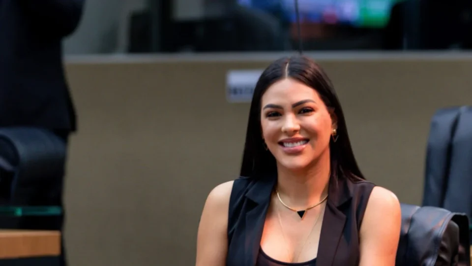 Mayra Dias oficializa saída do Avante e se aproxima do grupo de Omar Aziz