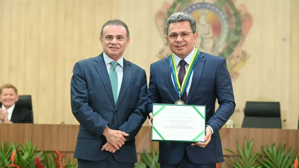 Tadeu de Souza recebe medalha do TJAM e destaca cooperação entre Executivo e Judiciário