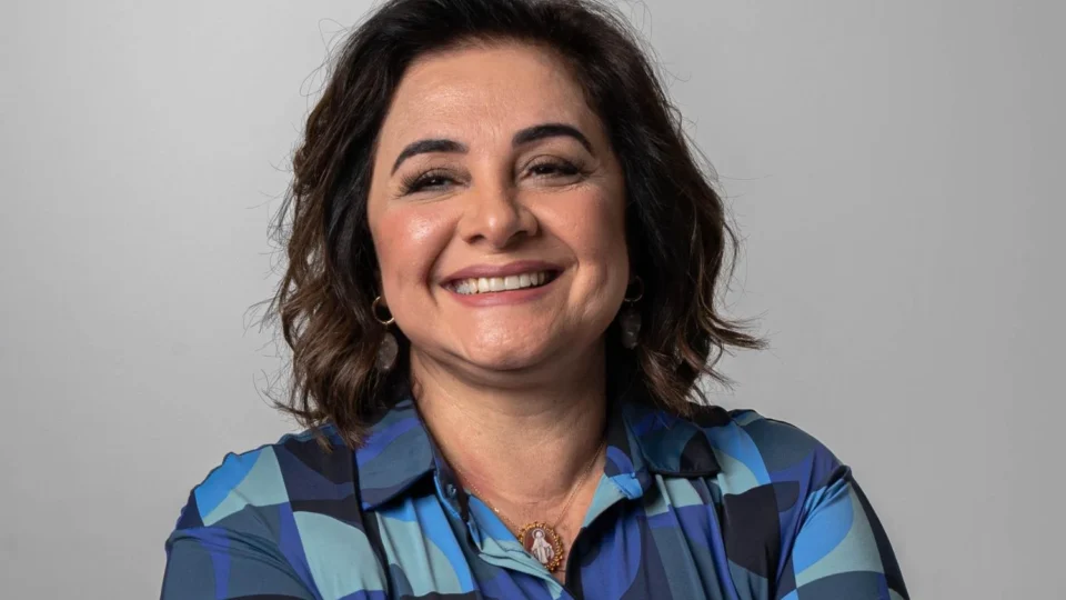 Professora Maria do Carmo já ultrapassa Omar Aziz em números de seguidores nas redes sociais