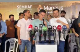 Antes de deixar Prefeitura, David Almeida homenageia pais de Braga e Renato Júnior em entrega de moradias