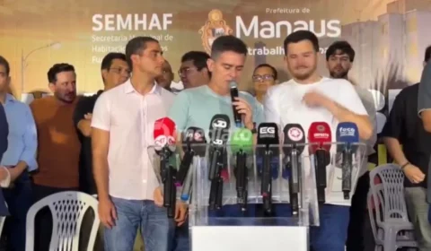 Antes de deixar Prefeitura, David Almeida homenageia pais de Braga e Renato Júnior em entrega de moradias