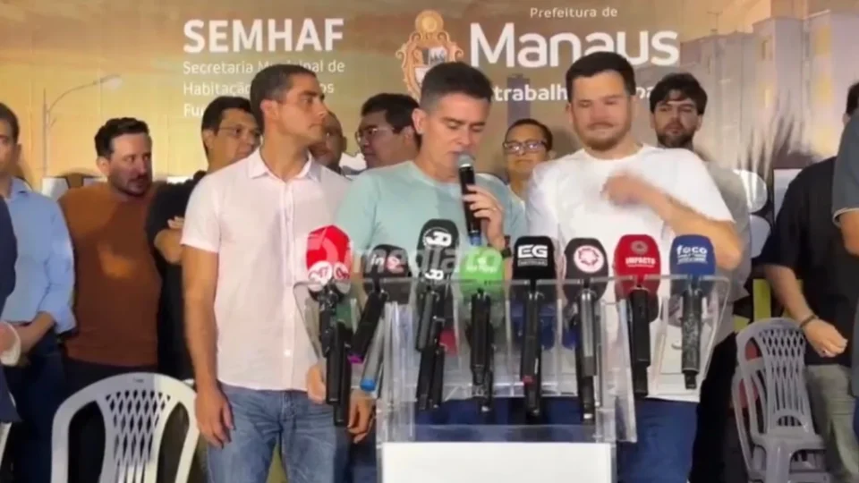 Antes de deixar Prefeitura, David Almeida homenageia pais de Braga e Renato Júnior em entrega de moradias