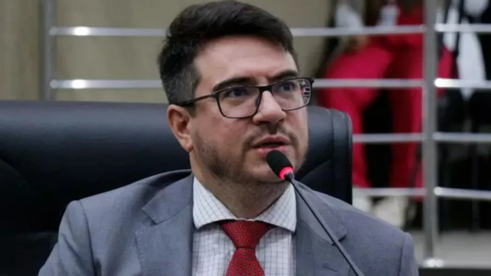 Rodrigo Guedes dispara críticas contra David Almeida e eleva tom: ‘Pior prefeito’