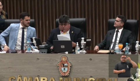 Na CMM, David Almeida renuncia à Prefeitura de Manaus e Renato Junior assume com foco na continuidade
