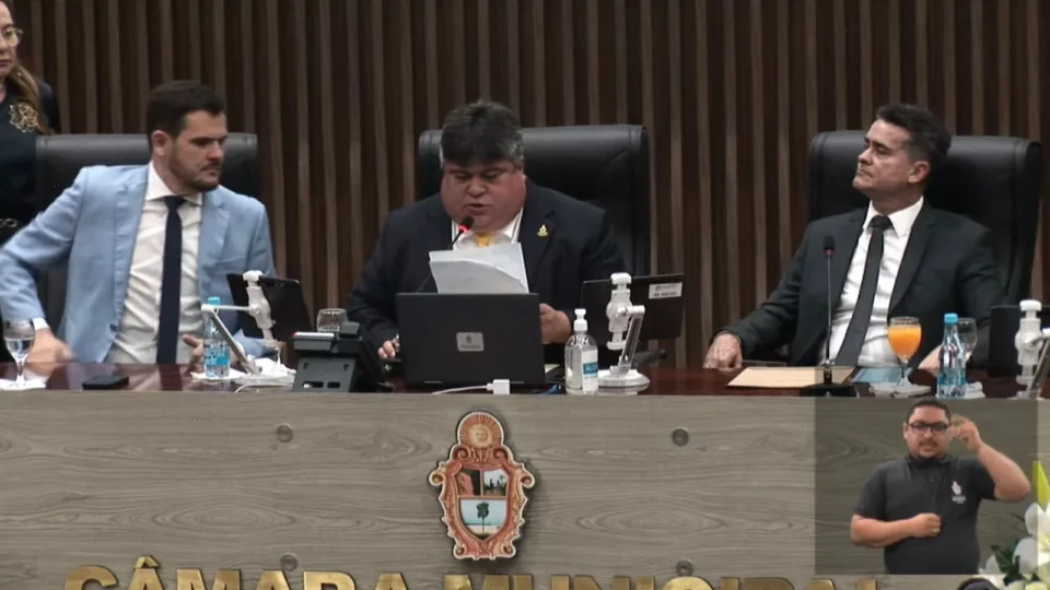 Na CMM, David Almeida renuncia à Prefeitura de Manaus e Renato Junior assume com foco na continuidade